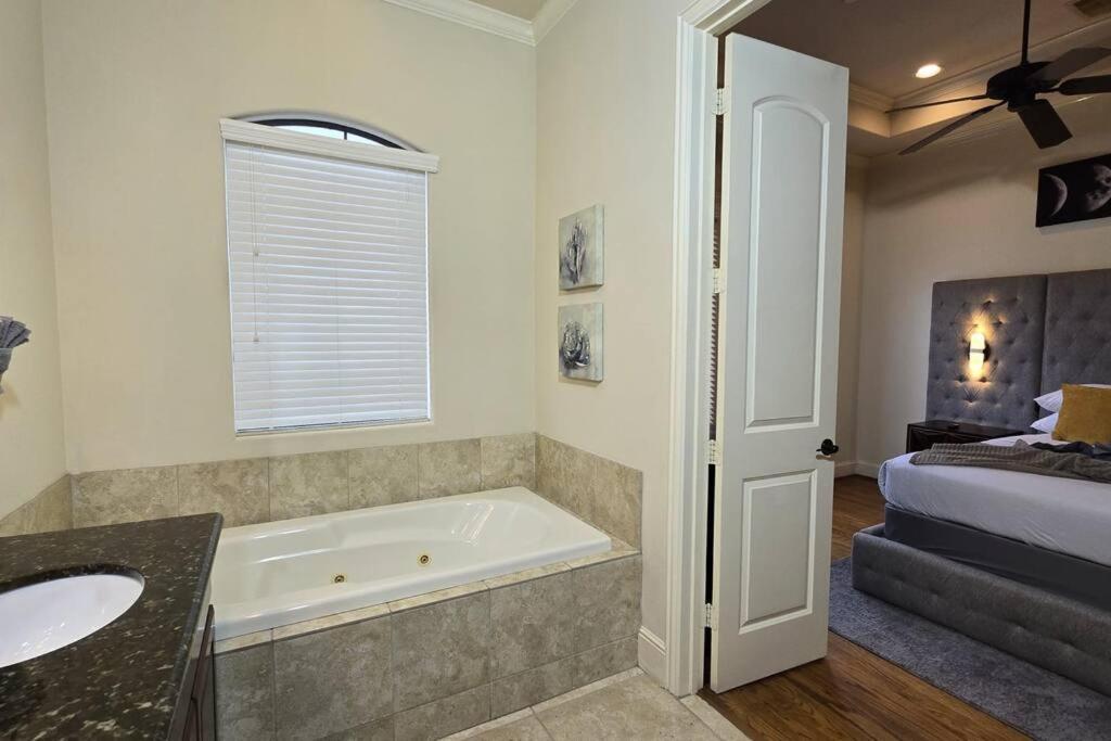 Modern Galleria Gem Private Jacuzzi 3 Br ฮูสตัน ภายนอก รูปภาพ